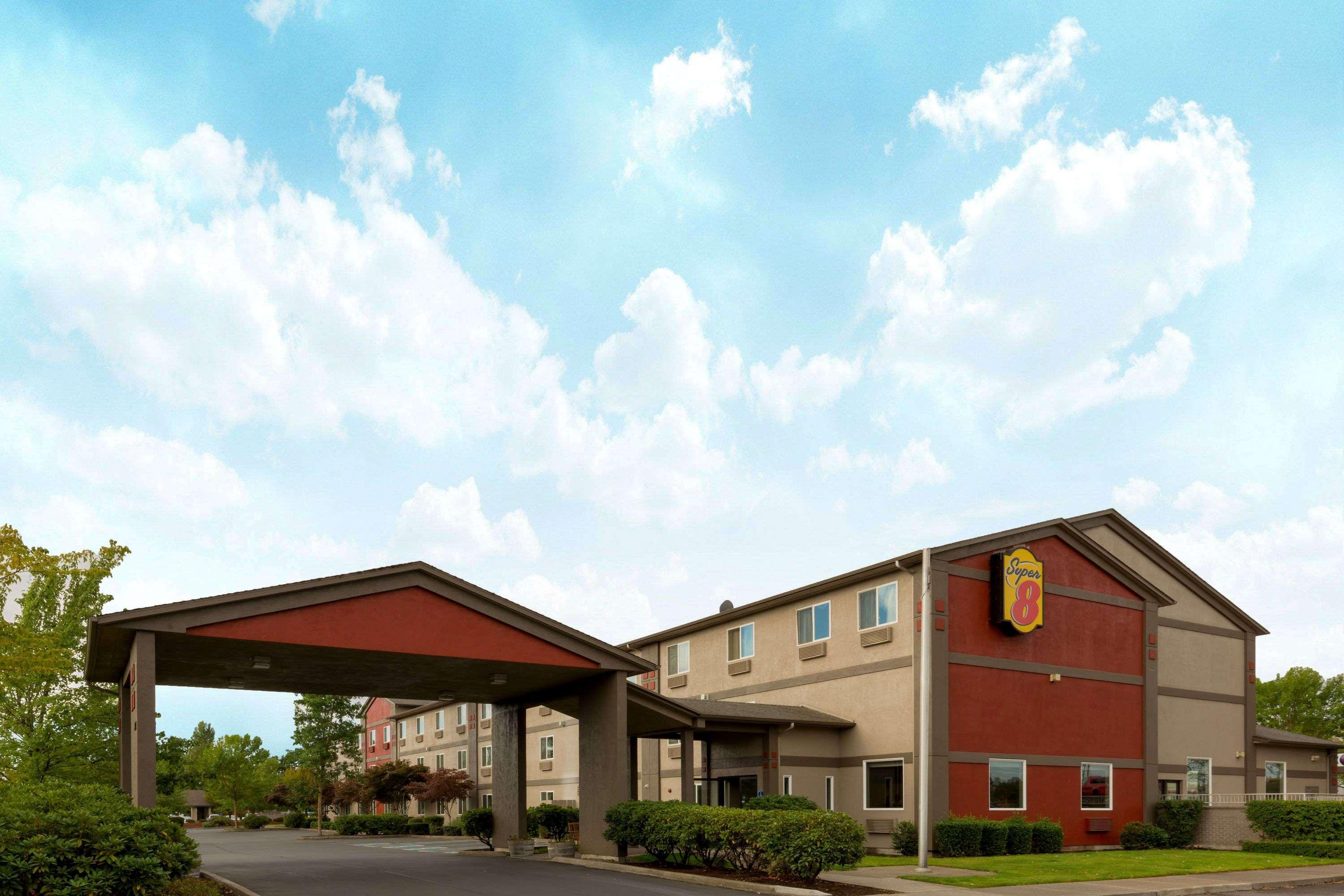 Super 8 By Wyndham Woodburn Hotel Exterior photo